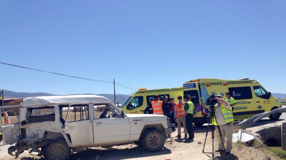 Accidente de tráfico, con dos allecidos y nueve heridos, en el kilómetro 11 de la N-502, a la altura del término municipal de la localidad abulense de Salobral.-ICAL