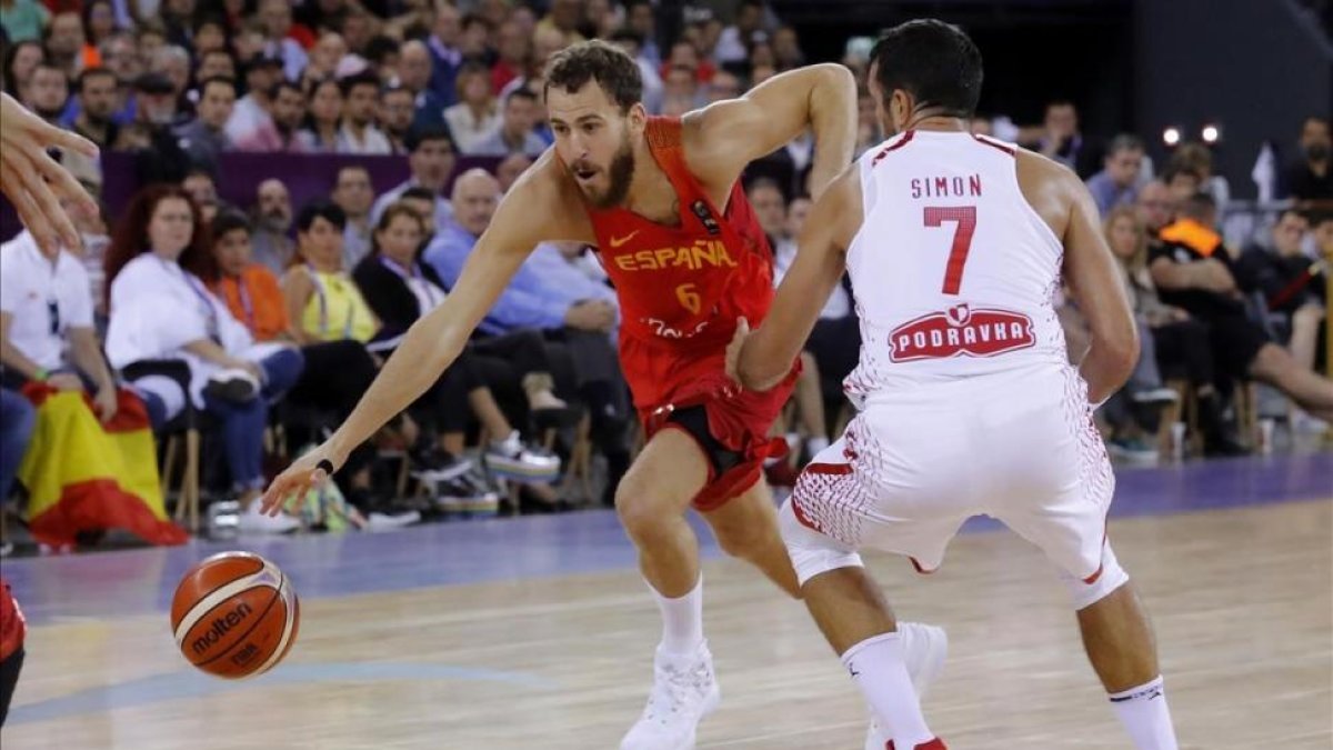 Chacho Rodríguez inicia una penetración en el partido ante Croacia-JUAN CARLOS HIDALGO (EFE)