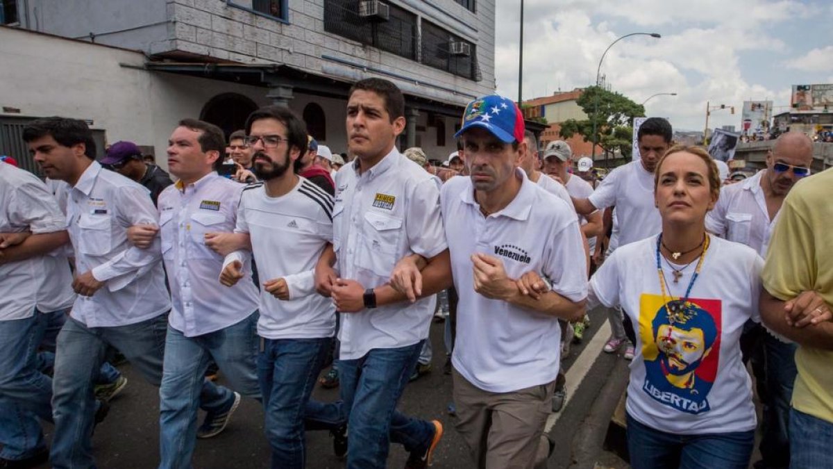 El líder opositor Henrique Capriles (segundo por la derecha) y la esposa del líder opositor Leopoldo López, Lilian Tintori, participan en una manifestación contra el gobierno nacional.-MIGUEL GUTIERREZ