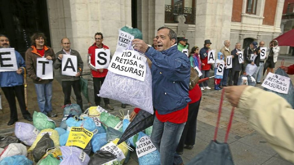 Imagen de archivo de una protesta vecinal delante del Ayuntamiento contra la tasa de basura.-Ical