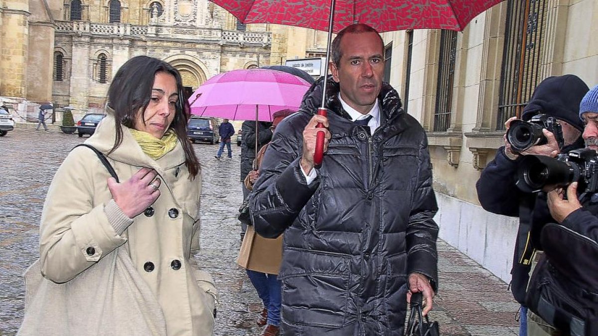 La condenada Raquel Gago, el viernes, a su llegada a la vista de la Audiencia, junto a su procurador.-ICAL