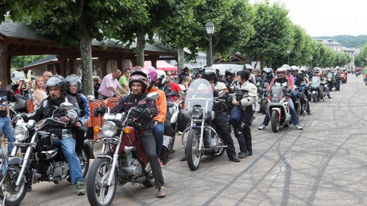 Centenares de moteros participan en la concentracion de motos del lago de Sanabria, en Zamora-ICAL