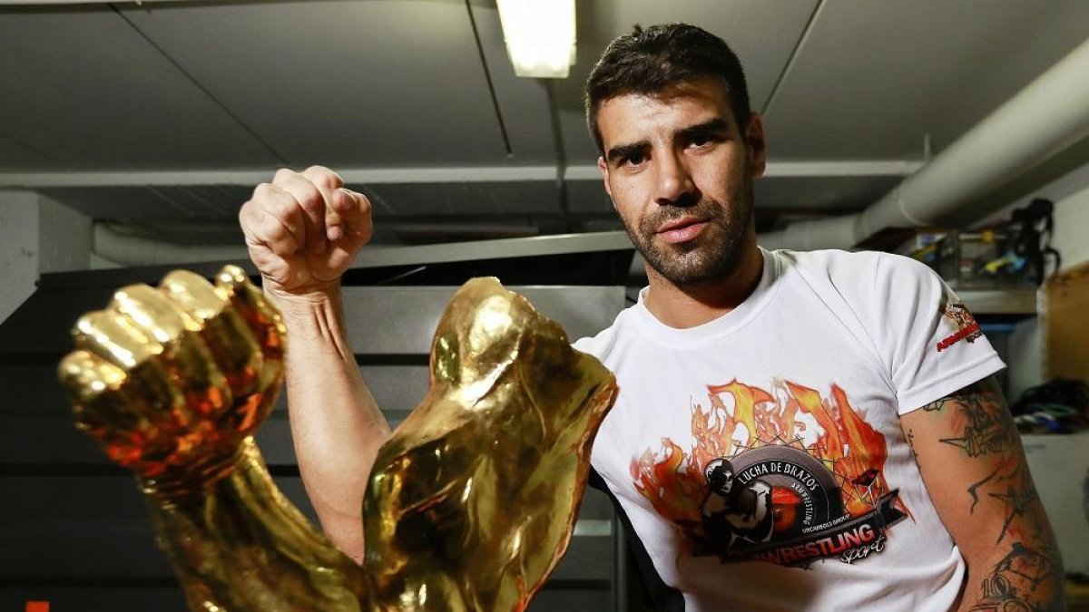 Noé Feliz posa con uno de los trofeos más deseados de España, del que solo hay tres modelos.-J.M. LOSTAU