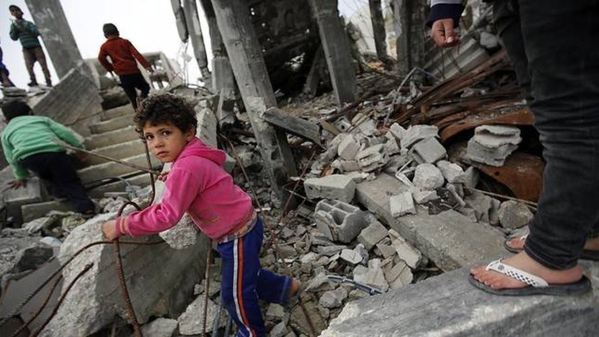Un niño palestino camina entre los escombros de una vivienda destruida en el barrio de Shejaeiya, en Gaza, el 23 de febrero.-Foto: EFE / MOHAMMED SABER