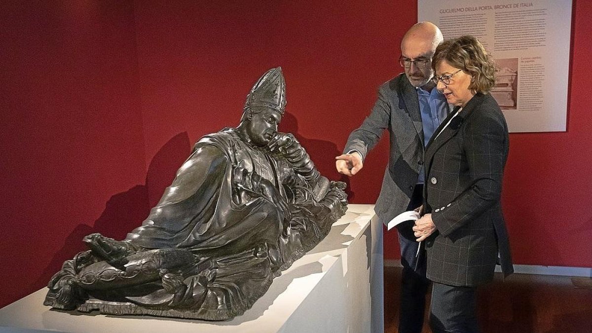 María Bolaños y Manuel Arias contemplan el bronce de Guglielmo della Porta en el Salón Rojo.-J. M. LOSTAU