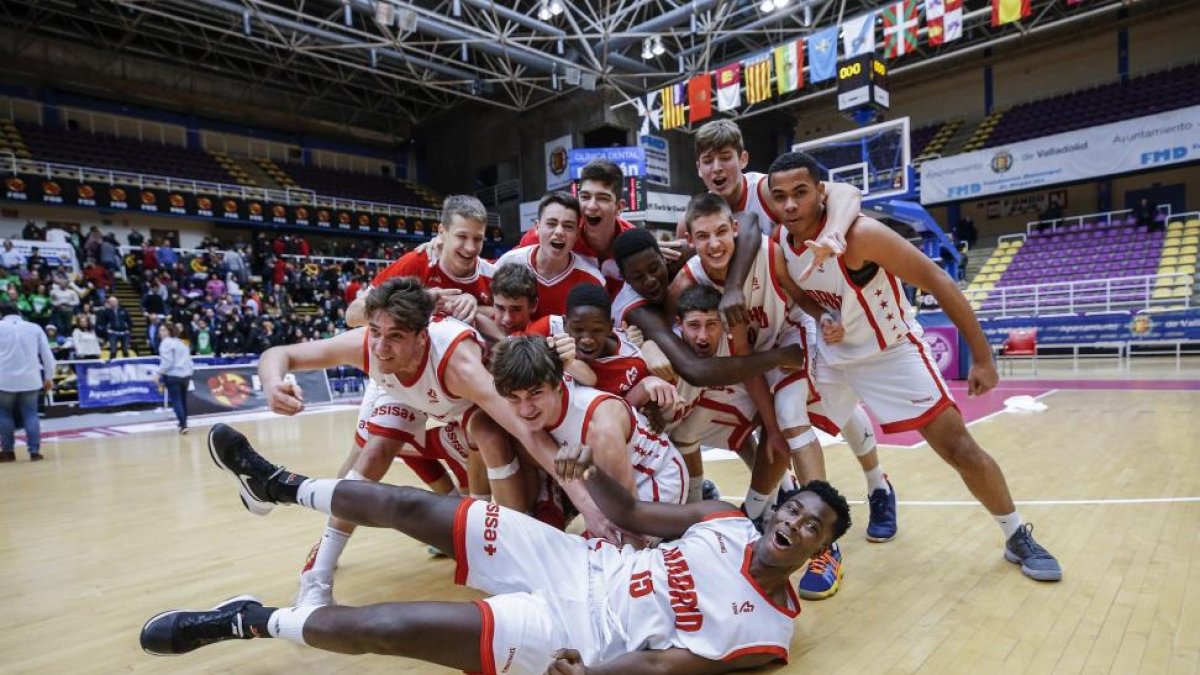 Los cadetes de Madrid festejan el titulo de campeón de España en Pisuerga.-FEB
