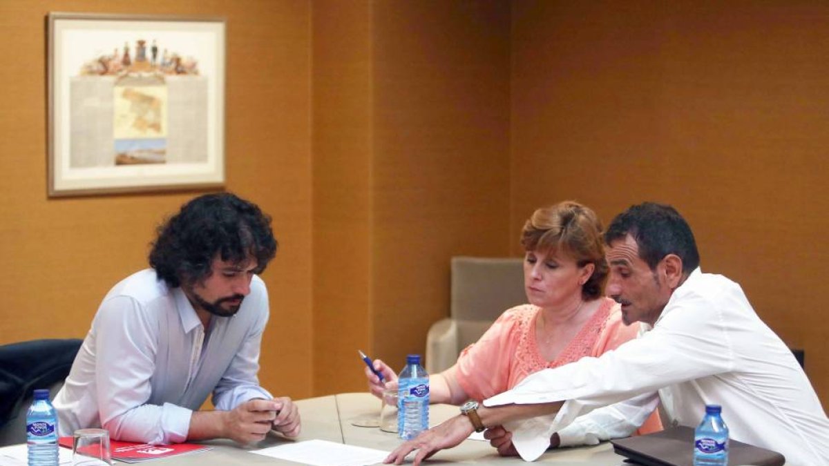 El procurador de IU-Equo convergencia por Castilla y León, José Sarrión, recibe a la Plataforma de Afectados por la Hepatitis C-Ical