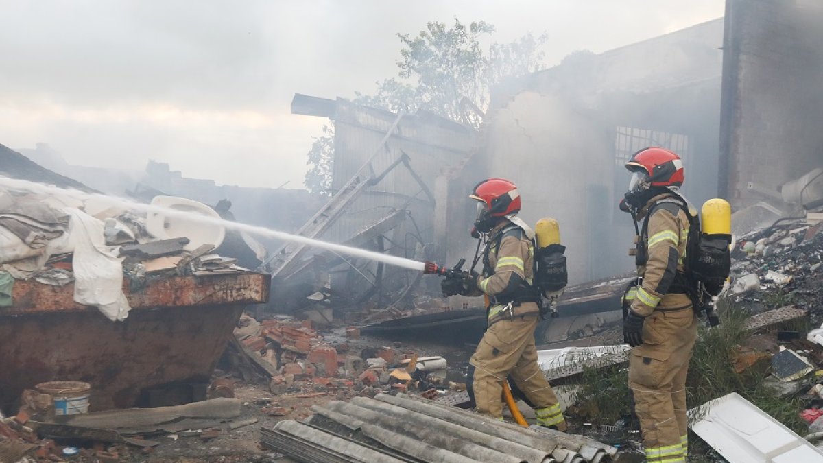 Incendio en los antiguos desguaces Cano en el camino de Juana Jugan. -JUAN MIGUEL LOSTAU