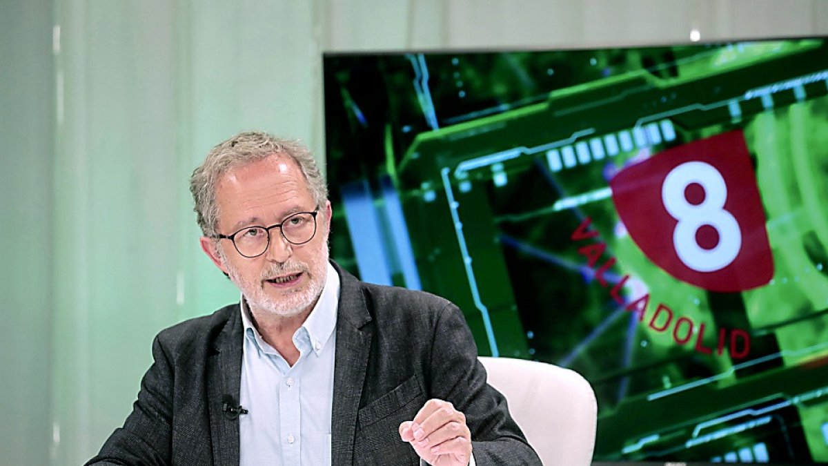 Manuel Saravia en el programa ‘La Quinta Esquina’, emitido ayer en La 8 de Valladolid. CARLOS ESPESO / PHOTOGENIC