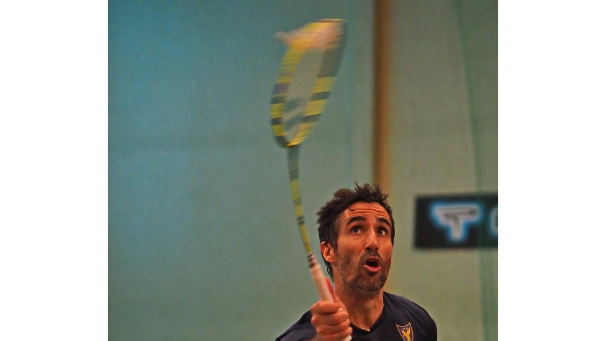 Espectacular imagen del olímpico Pablo Abián golpeando el volante en Fuente de la Mora. / M. G. EGEA