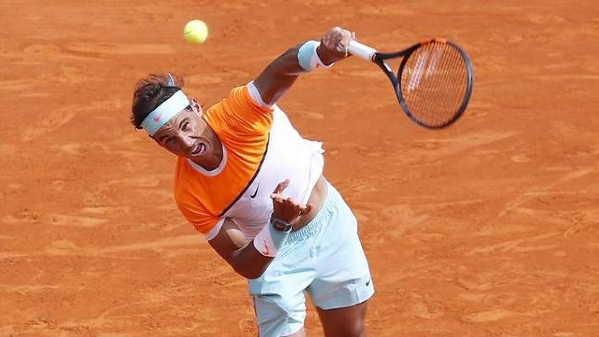 Nadal remata una bola en el partido de cuartos de final de Montecarlo ante Ferrer.-Foto:   AFP / VALERY HACHE
