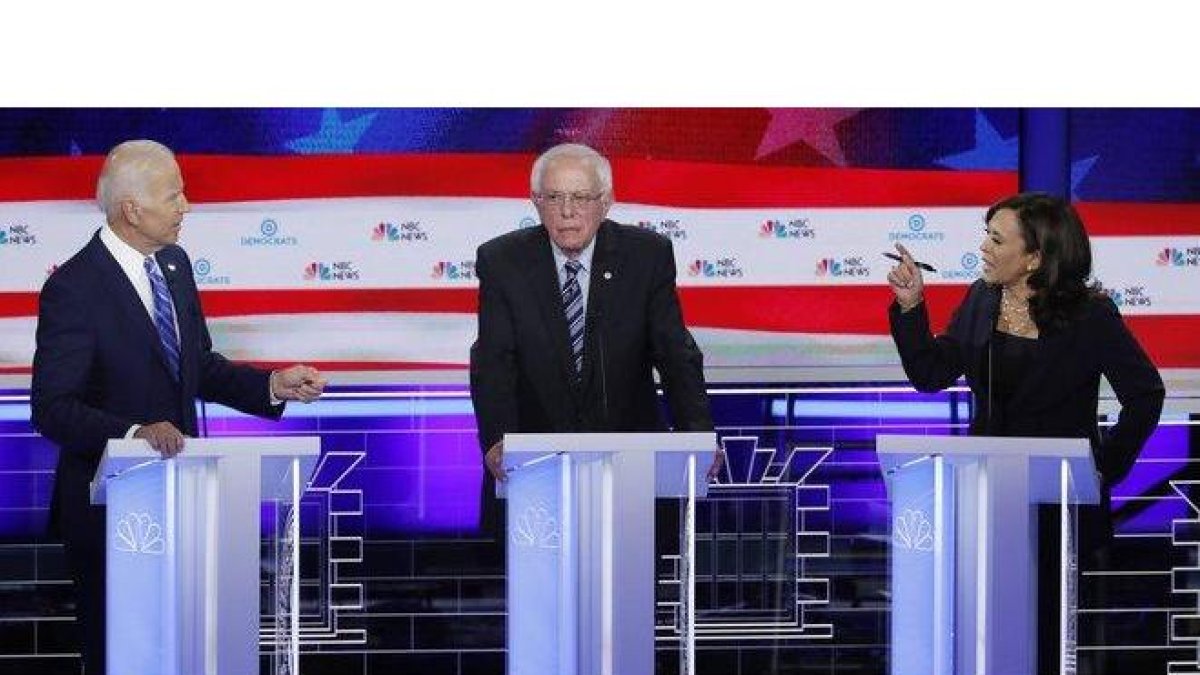 De izquierda a derecha, Joe Biden, Bernie Sanders y Kamala Harris, durante el segundo debate demócrata, en Miami.-X90033