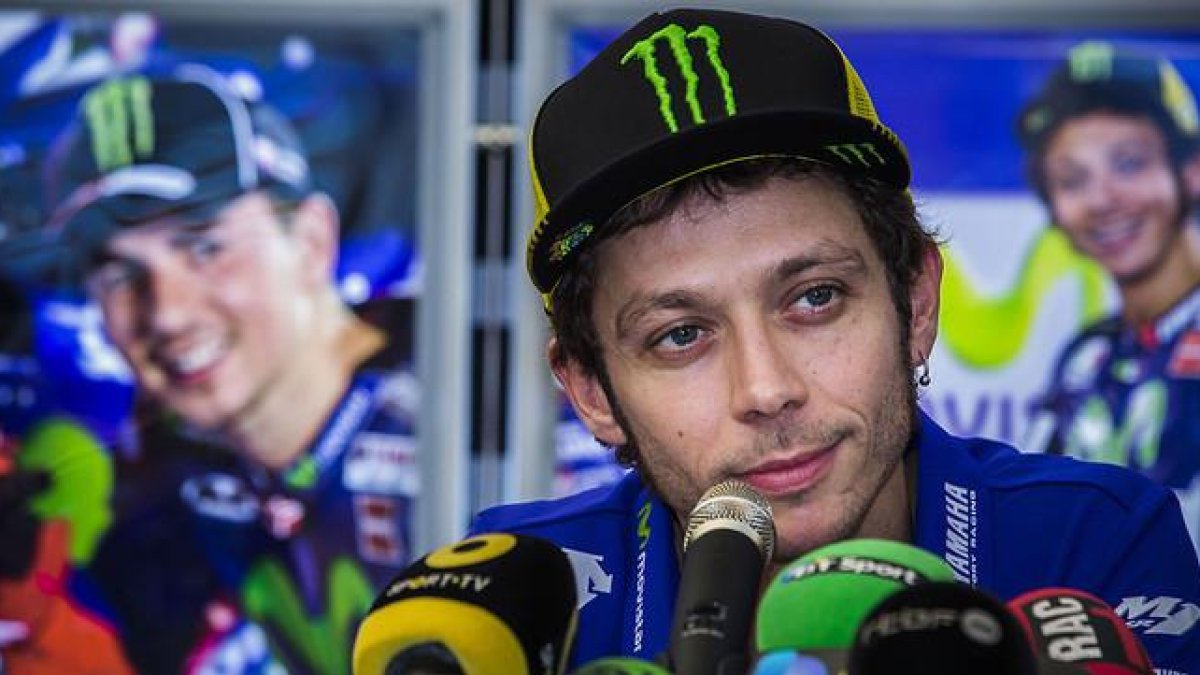 Valentino Rossi, rodeado de micrófonos durante al rueda de prensa que ha ofrecido en Cheste.-MIGUEL LORENZO