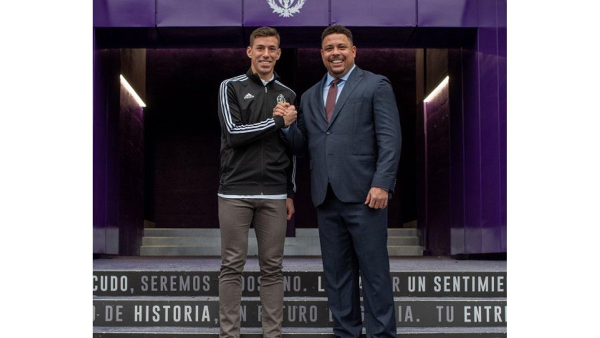 El mediocentro Rubén Alcaraz y el presidente Ronaldo Nazário posan en las escaleras de acceso al campo.-REAL VALLADOLID
