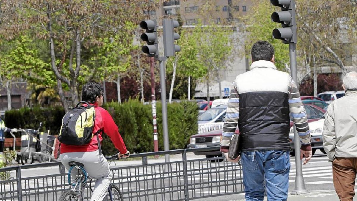 Un ciclista circula por el carril bici del centro de Valladolid-J.M.Lostau