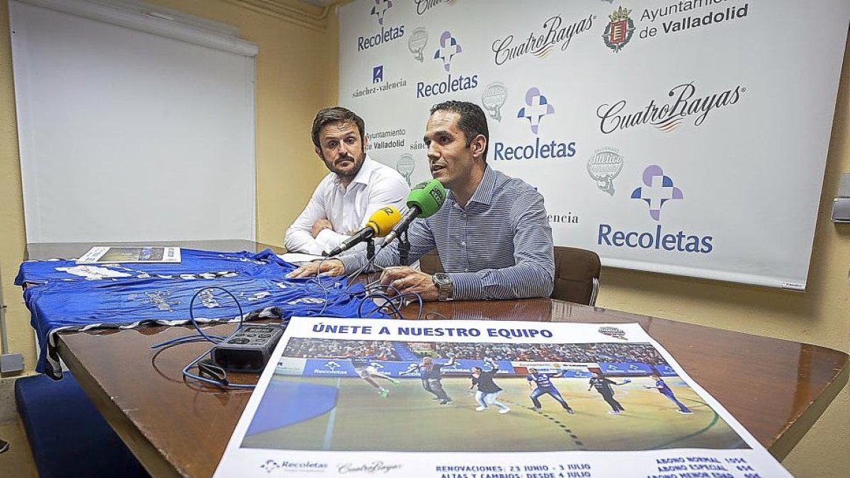 El director de Comunicación, Enrique López, junto al presidente Mario Arranz y el cartel de la campaña.-PABLO REQUEJO
