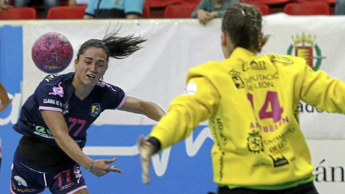 Amaia González de Garibay culmina una acción ofensiva desde el extremo-J.M. Lostau