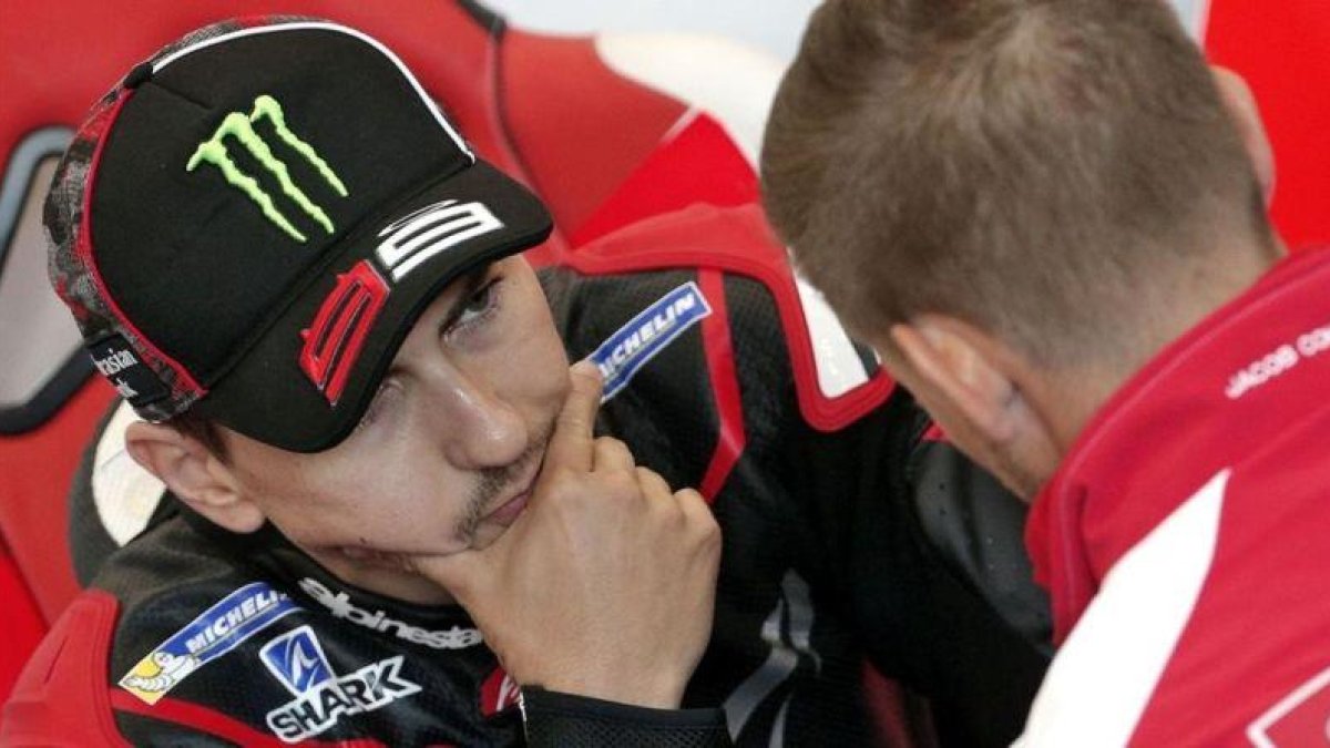 Jorge Lorenzo dialoga con Casey Stoner, en Cheste.-EFE / MANUEL BRUQUE