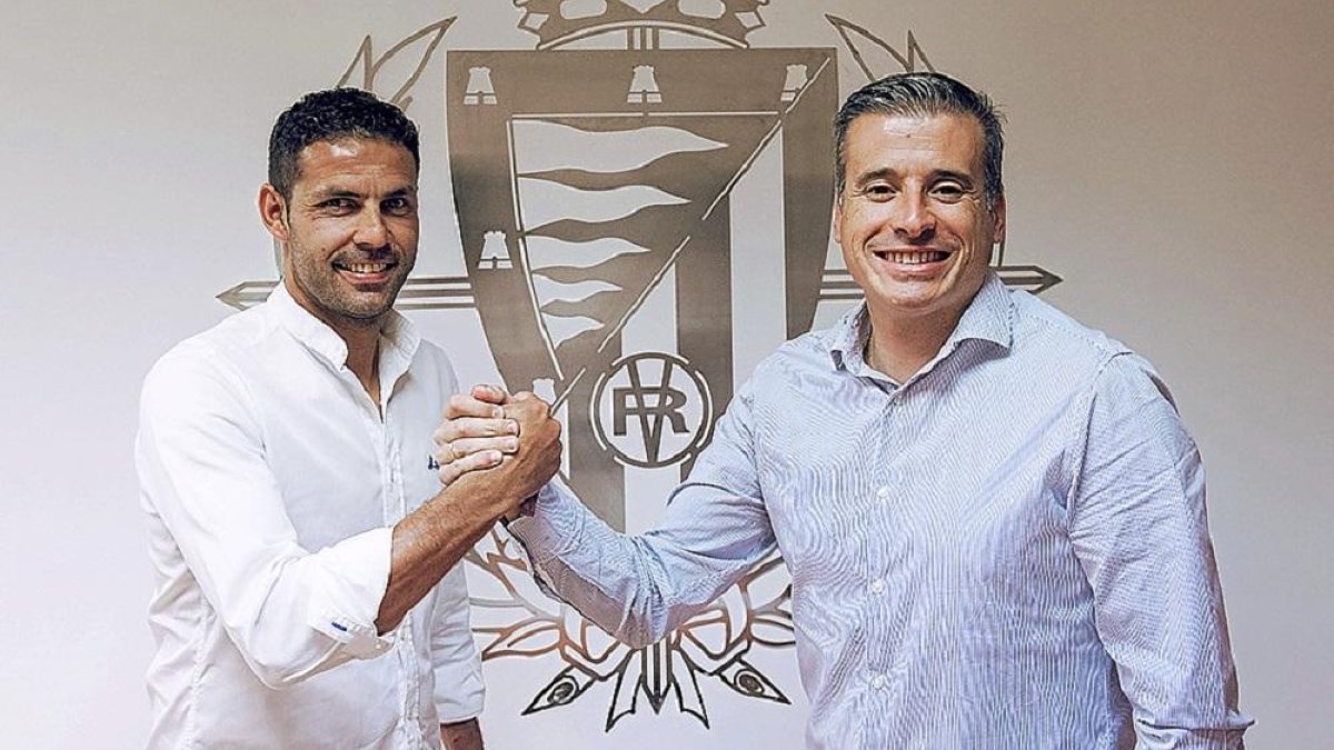 Javier Baraja y Miguel Ángel Gómez certifican el acuedo estrechando sus manos.-R.V.