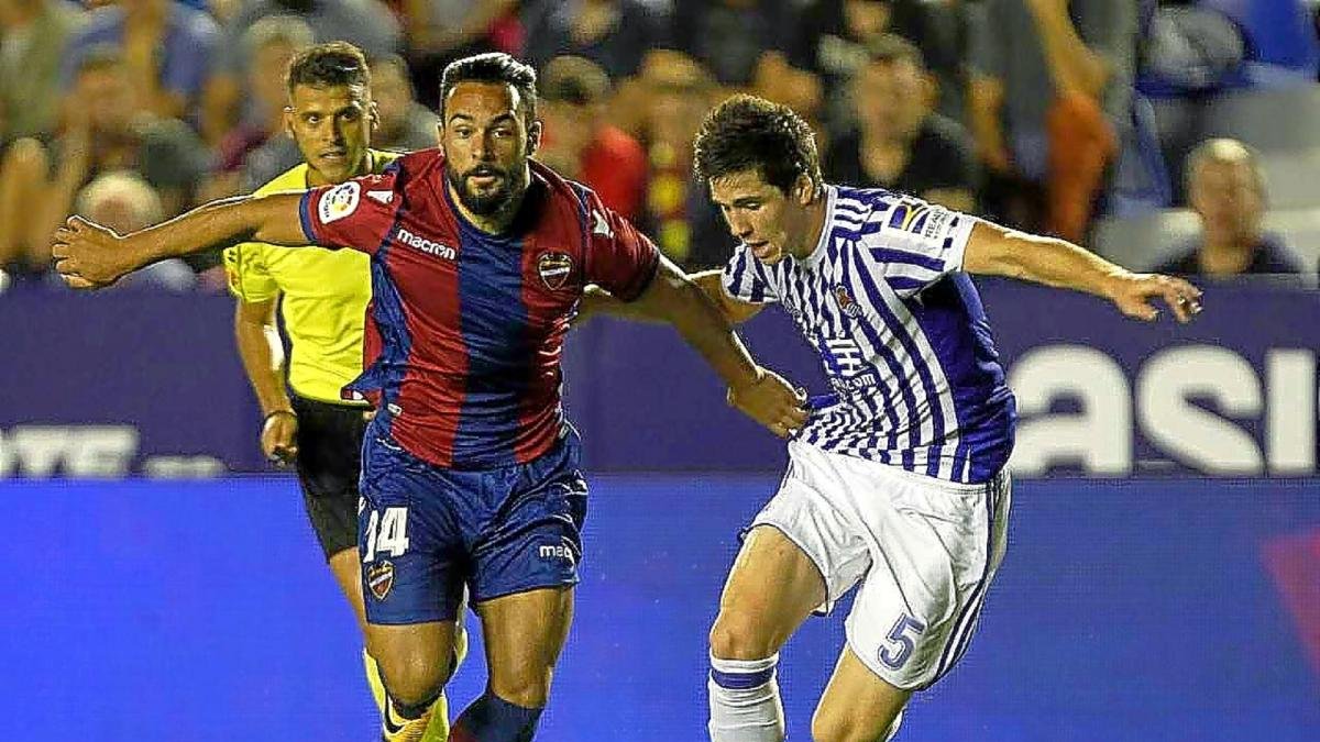 Ivi se lleva el balón ante el marcaje de Zubeldia en el Levante-Real Sociedad de la pasada temporada.-EL MUNDO