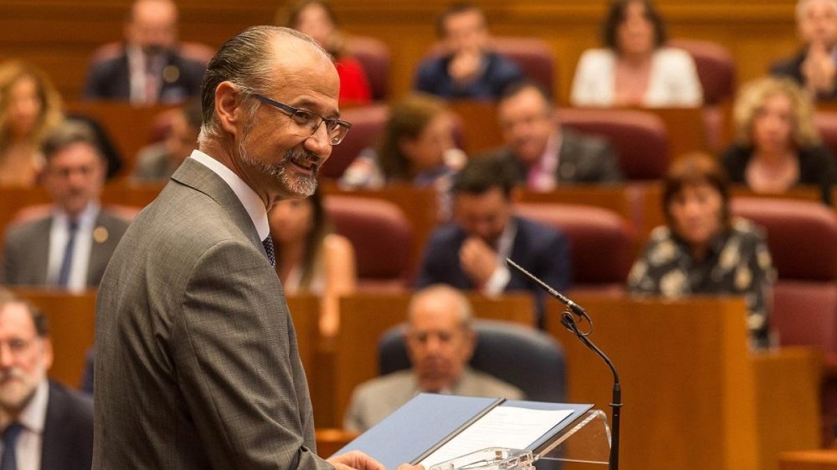 Luis Fuentes durante la toma de posesión como presidente de las Cortes.-ICAL