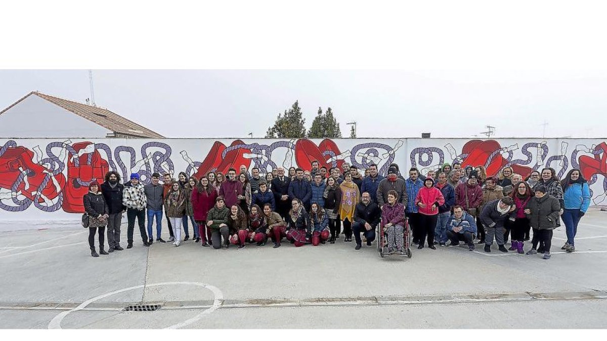 Foto de familia de los participantes en la elaboración del cartel, junto al artista local que lo ha diseñado; el presidente de la Diputación y el alcalde de Tordesillas.-EL MUNDO