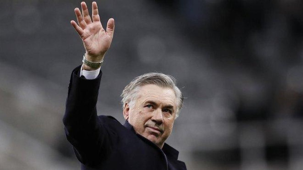Ancelotti celebra la victoria del Everton en campo del Newcastle.-