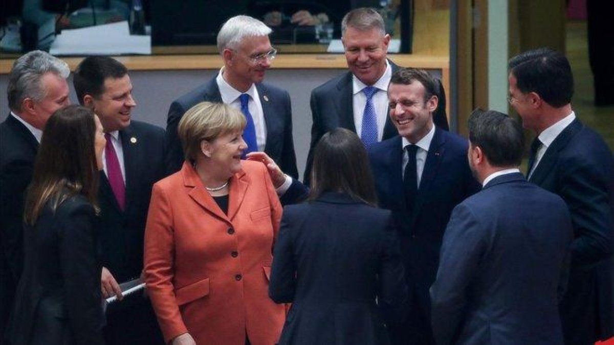 Los líderes de la UE bromean antes del inicio de la cumbre, este jueves en Bruselas.-YVES HERMAN (AFP)