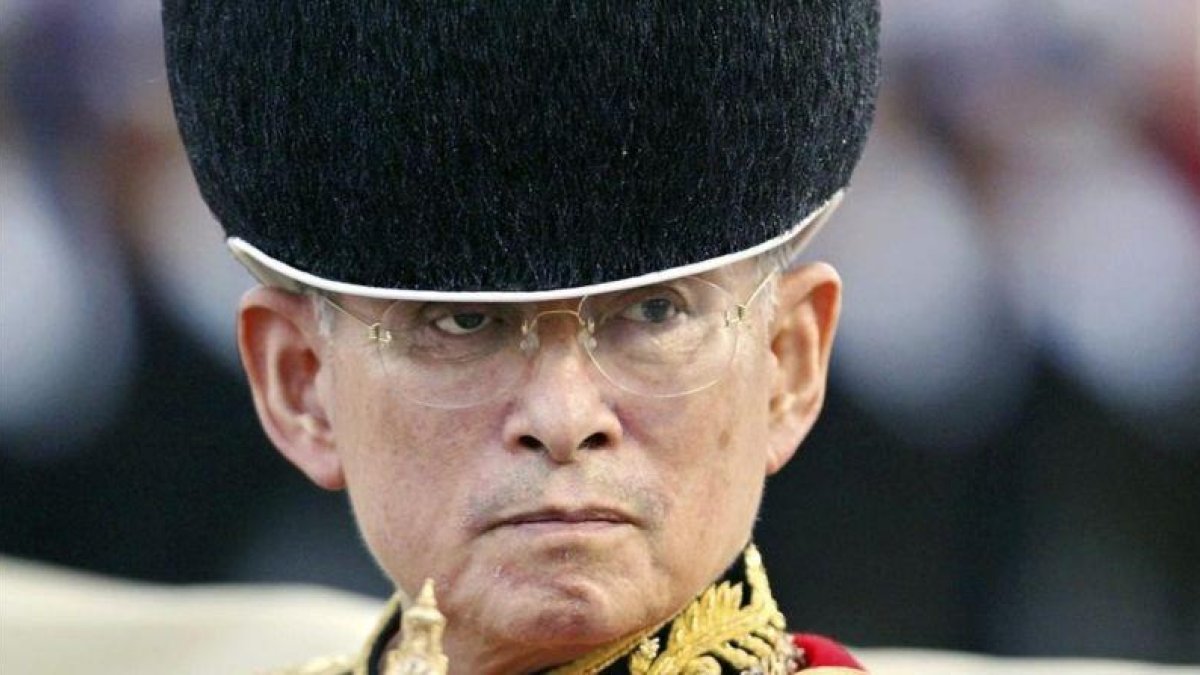 El rey Bhumibol en una fotografía de 2003.-EFE / VINAI DITHAJOHN