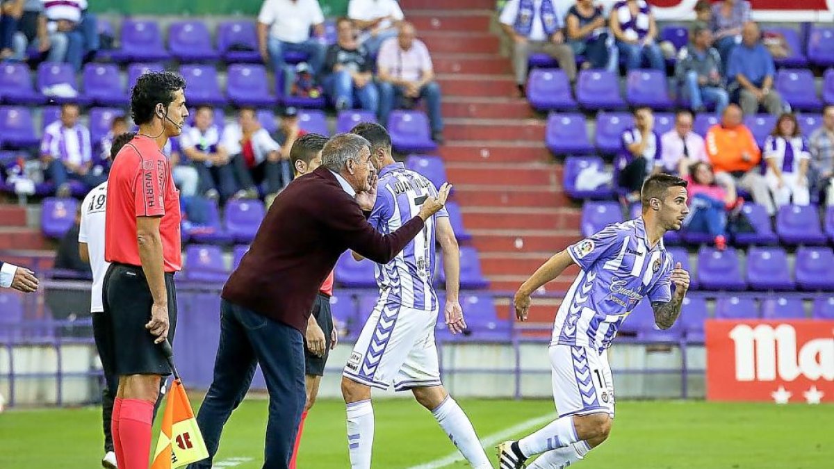 Paco Herrera, en la banda junto a Villar tras ser sustituido por Sergio Marcos frente al Alcorcón.-MIGUEL ÁNGEL SANTOS