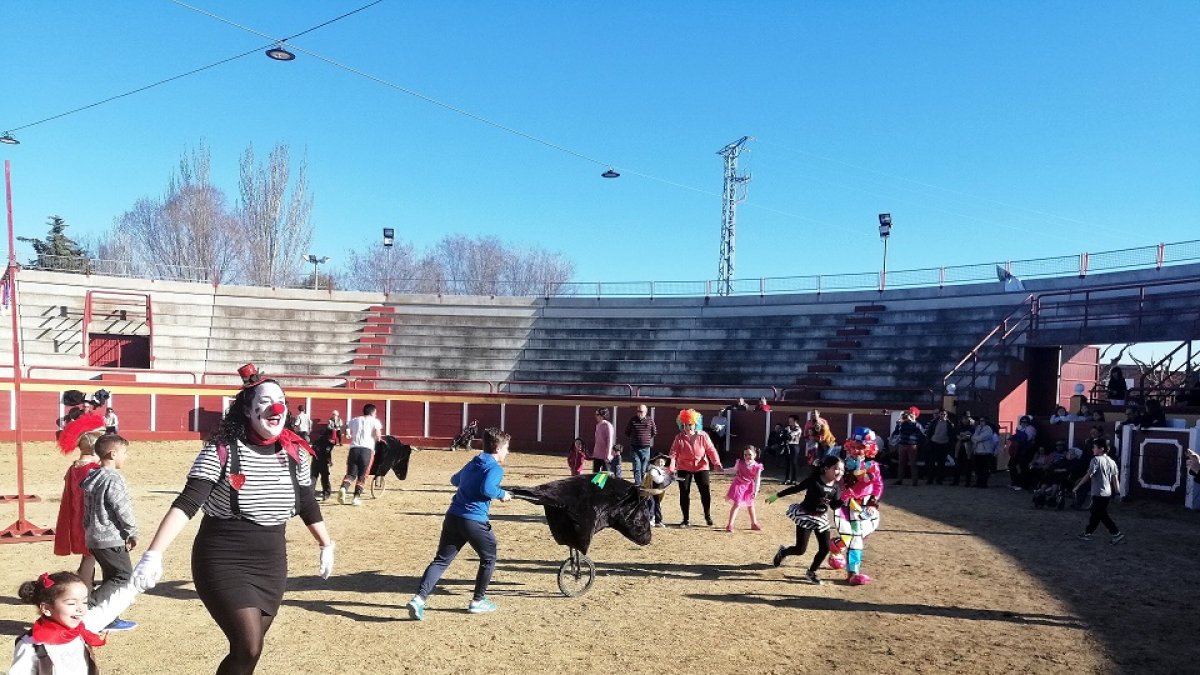 Fresno el Viejo durante el encierro infantil de las ‘vacas de trapo’, en el que particpan muchos niños de la localidad. E. M.