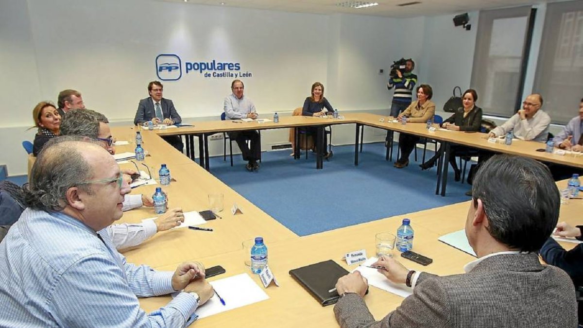 Herrera, al fondo, jalonado por Mañueco y García, que preside la reunión de los 'populares'-J.M.Lostau