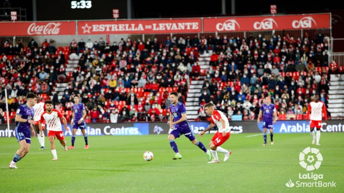 Óscar Plano presiona a un rival. / LA LIGA