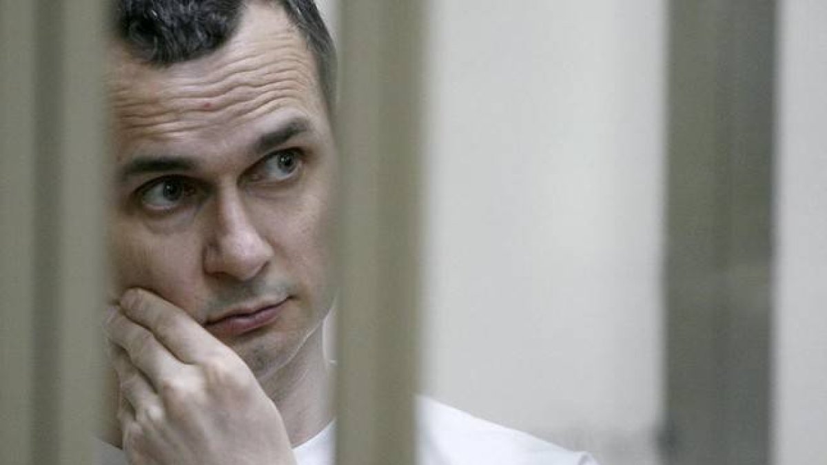 Oleg Sentsov escuchando las acusaciones que pesan sobre el en el juicio de este martes, en Rostov-on-Don.-Foto: AFP / SERGEI VENYAVSKY