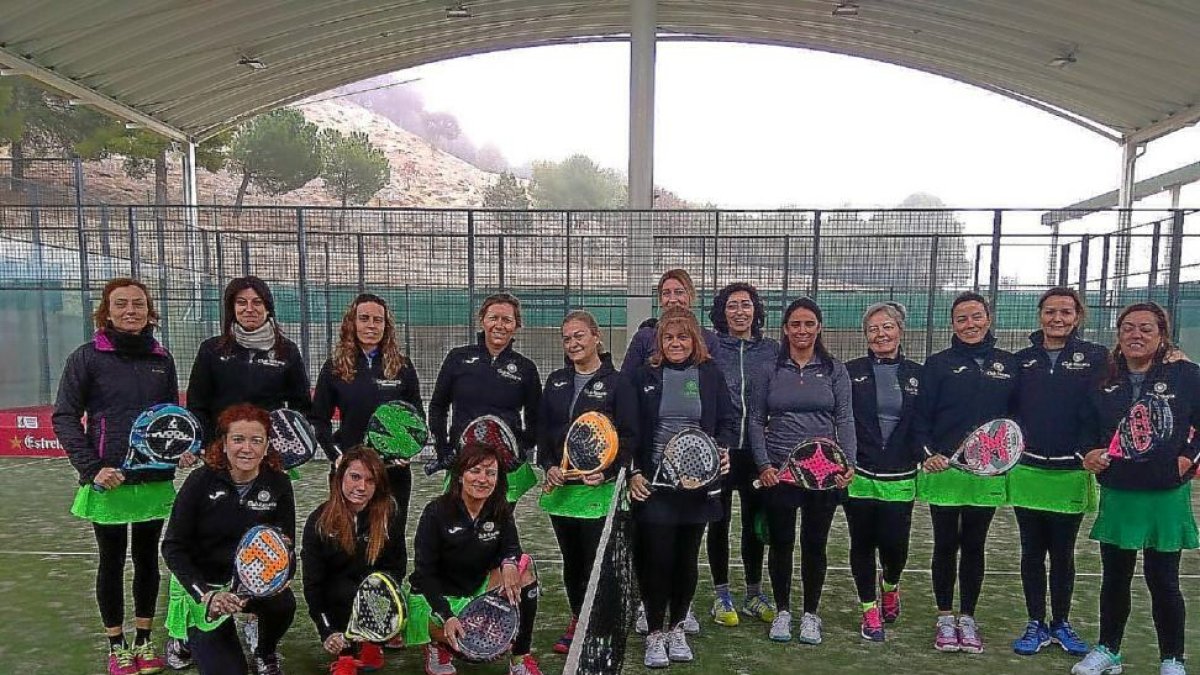 Los equipos ‘A’ y ‘B’ del Club Raqueta femenino de Valladolid posan antes de disputar su confrontación en la  primera jornada de la LAP.-E.M