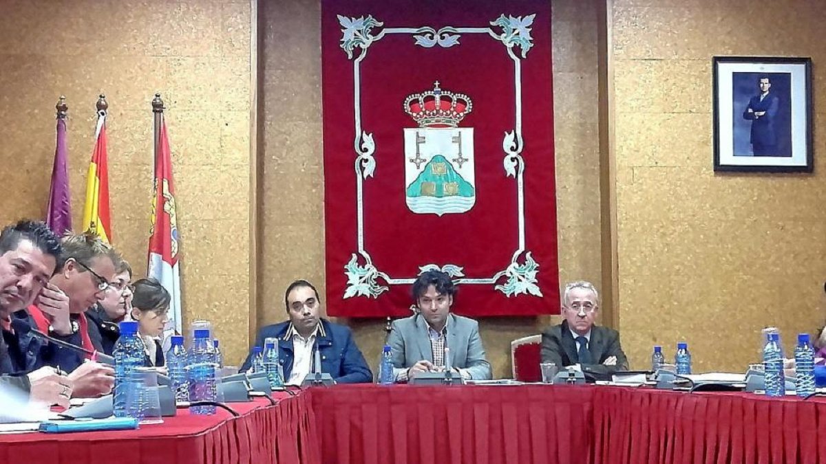 El alcalde preside la sesión plenaria celebrada ayer en el Ayuntamiento de Tordesillas.-Santiago