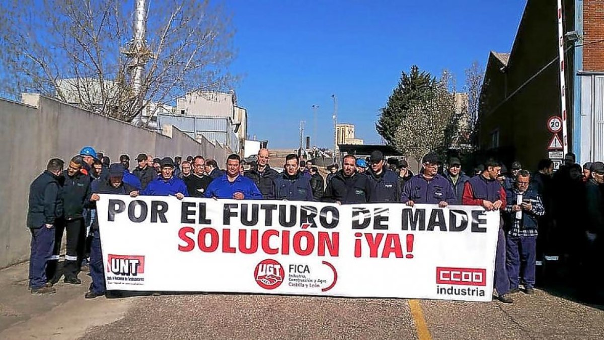 La plantilla de Made, concentrada ayer en el exterior de la factoría.-EL MUNDO