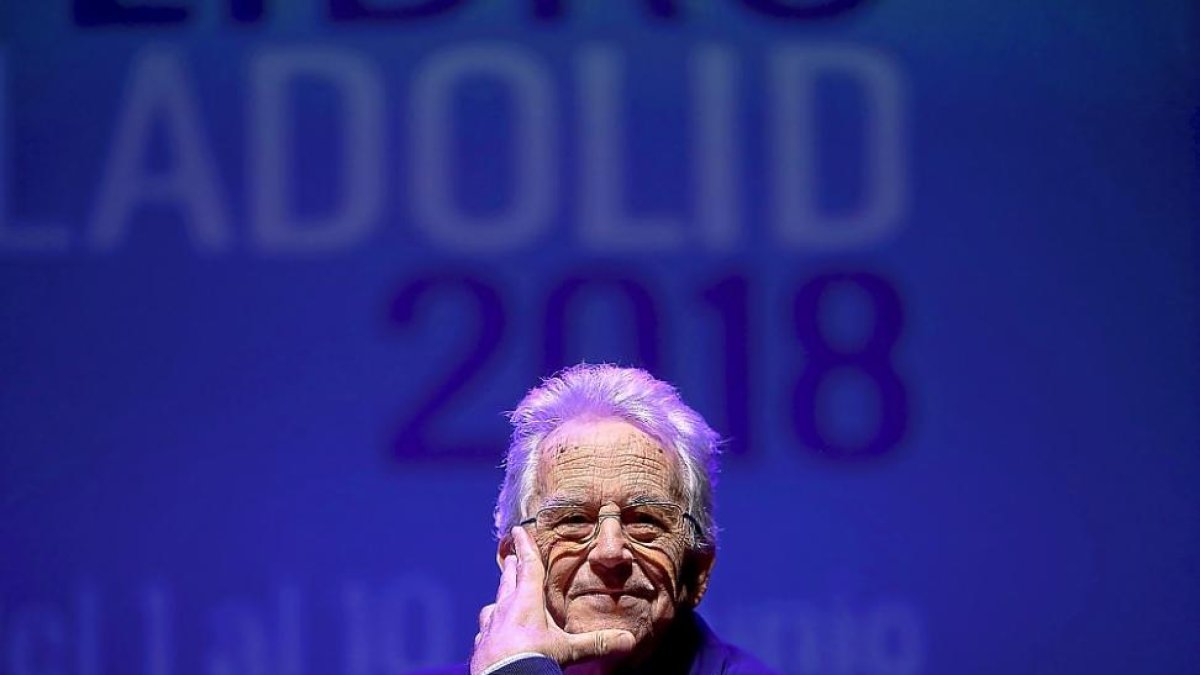 Santos Juliá, ayer, durante la presentación de ‘Transición. Historia de una política española (1937-2017)’.-ICAL