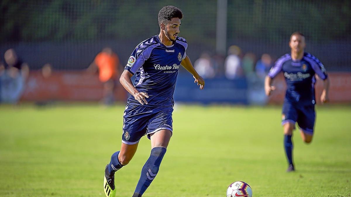 El delantero centro Chris Ramos, autor del gol contra el Deportivo, conduce el balón.-HUGO ÁLVAREZ