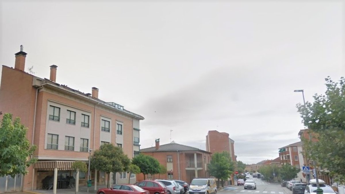 Avenida Real de La Cistérniga, vía en la que se produjo la agresión que se verá en juicio el próximo jueves.  G.M.