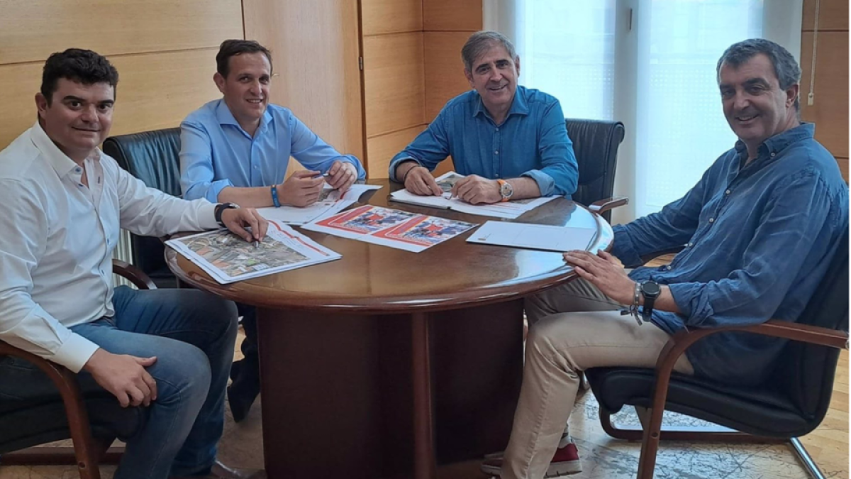 Reunión preparativa de la llegada de la Vuelta a Íscar. / E. PRESS
