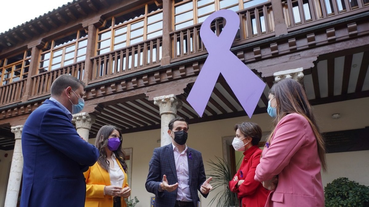 El presidente de la diputación de Valladolid, Conrado Íscar, junto a los representantes de los grupos políticos de la diputación, en contra de la Violencia Machista.- ICAL