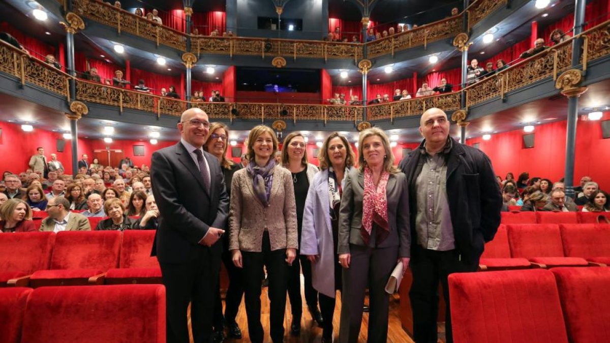Estreno del documental 'Canal de Castilla. El sueño ilustrado', de Eduardo Margareto, al que ha acudido la ministra de Agricultura y Ganadería, Isabel García Tejerina.-Leticia Pérez / ICAL