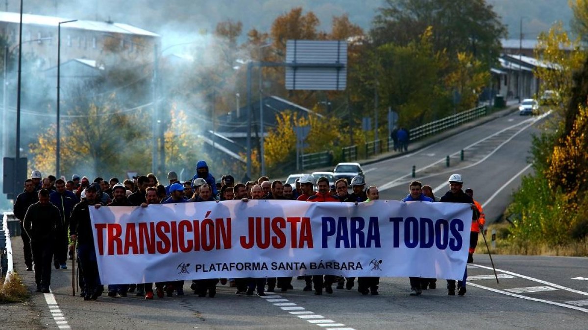 Inicio de la primera marcha minera que salió de Toreno con destino a Oviedo de la plataforma Santa Bárbara.-ICAL