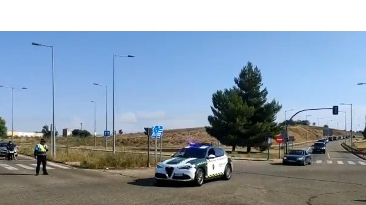 La policía local de Valladolid acompaña a la comitiva de la Guardia Civil que traslada el féretro de Pedro Alfonso Casado. - E. M.