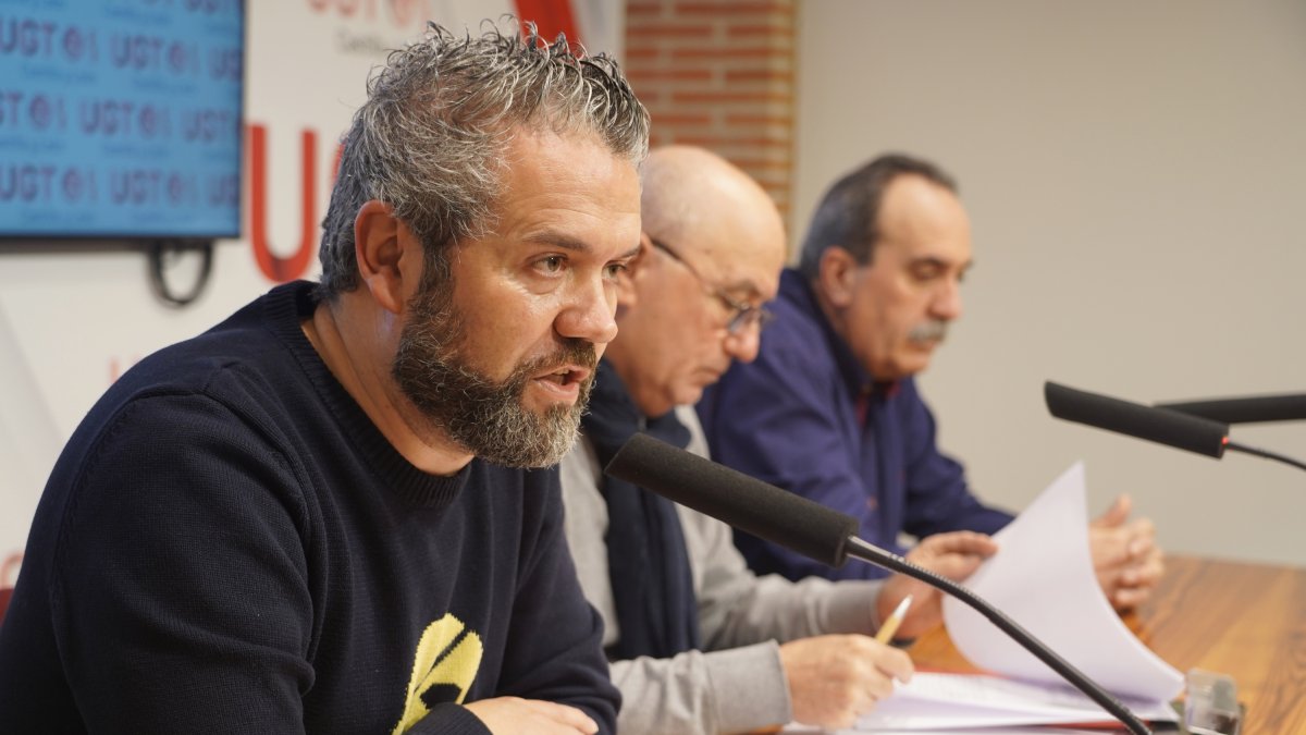 El secretario de Acción Sindical y Coordinador del Diálogo Social de UGTCyL, Raúl Santa Eufemia, acompañado por algunos de los mediadores del servicio. ICAL