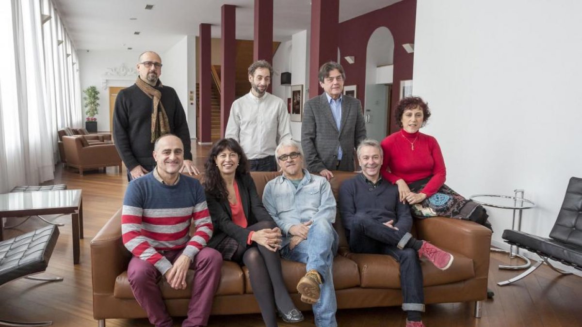 La concejala de Cultura, Ana Redondo, y el director artístico del teatro Calderón, José María Viteri, junto a los actores de Azar Teatro, presentan 'Tartufo' en el teatro Calderón.-ICAL