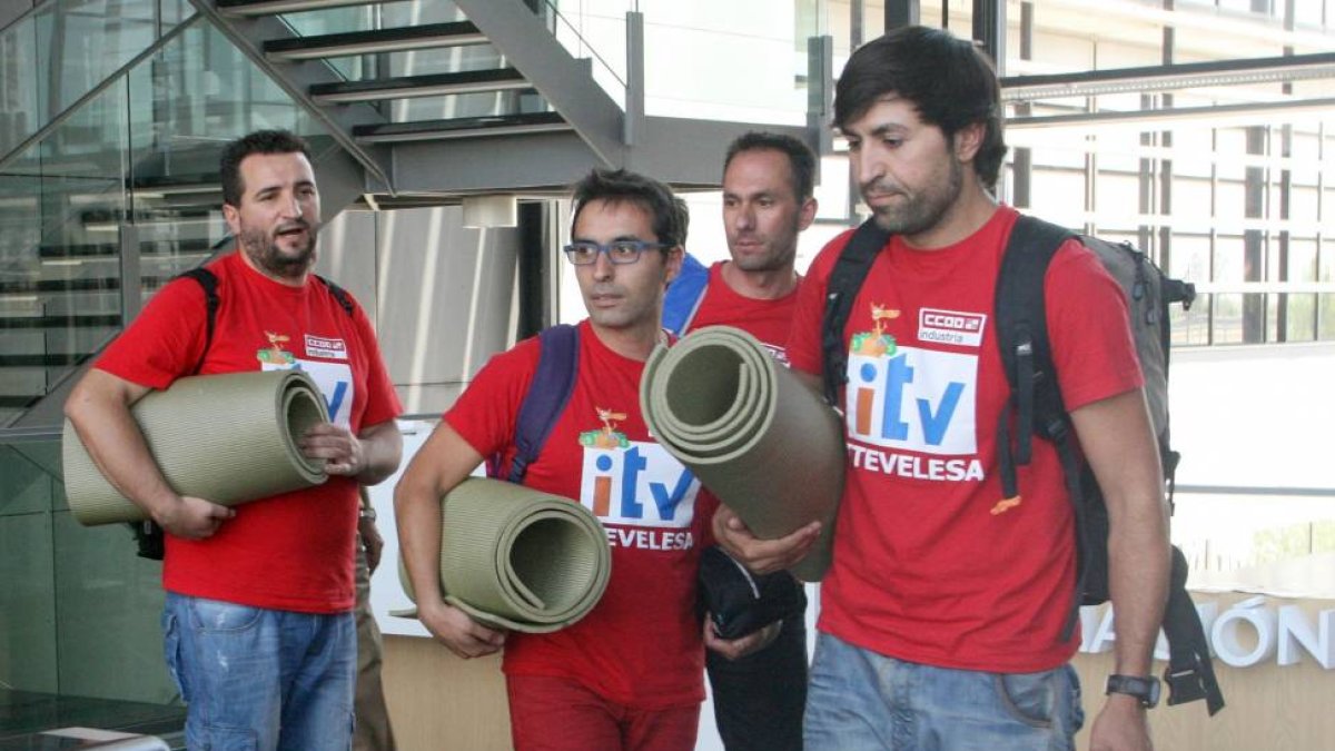 Imagen de archivo de los trabajadores de Itevelesa cuando salieron del edificio ADE Parques Tecnológicos y Empresariales de Castilla y León-ICAL