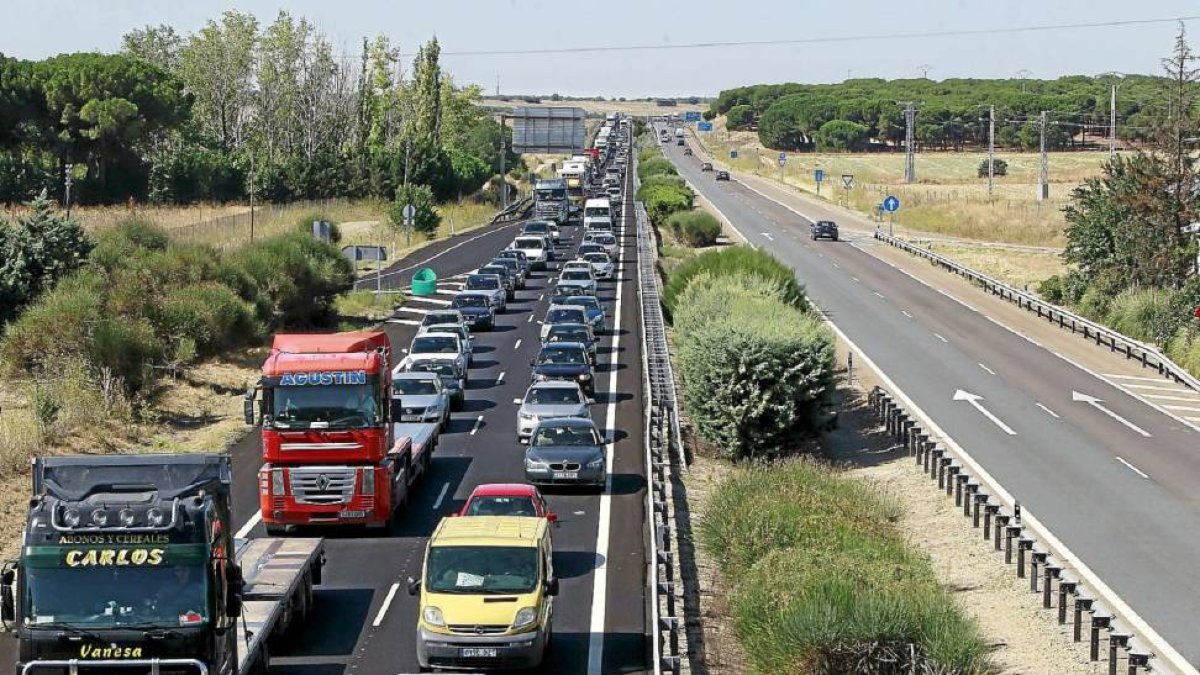 La A-62 ayer por la mañana con varios kilómetros de retenciones sentido Valladolid a la altura del puente del desvío de Villamarciel y Velliza.-J. M. Lostau