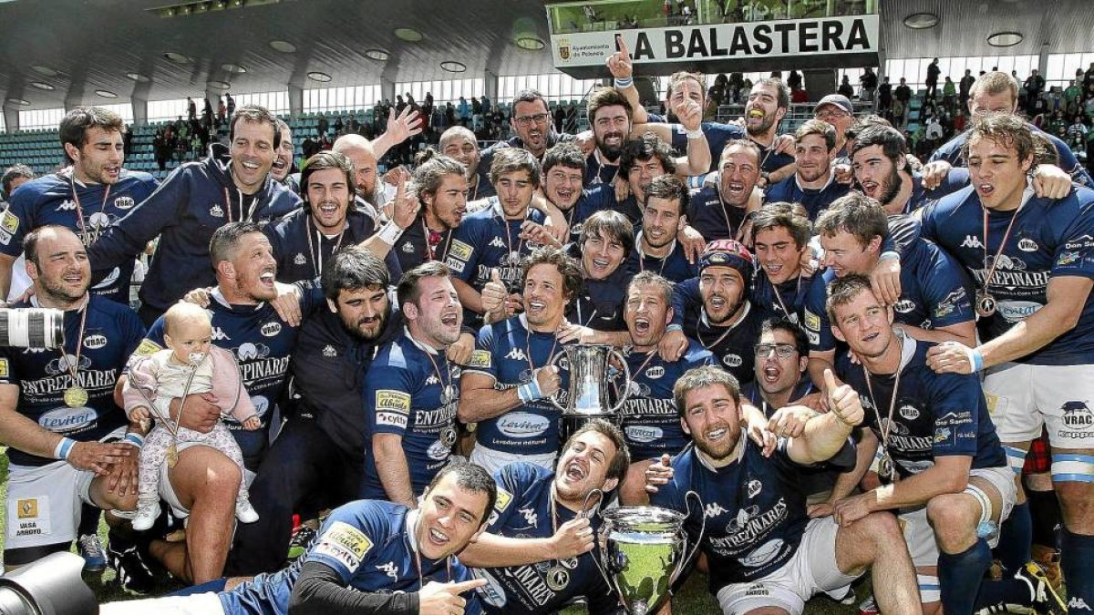El VRAC, que cuenta con diez jugadores entre los premiados, celebra la Copa del Rey ganada en Palencia.-M. Brágima